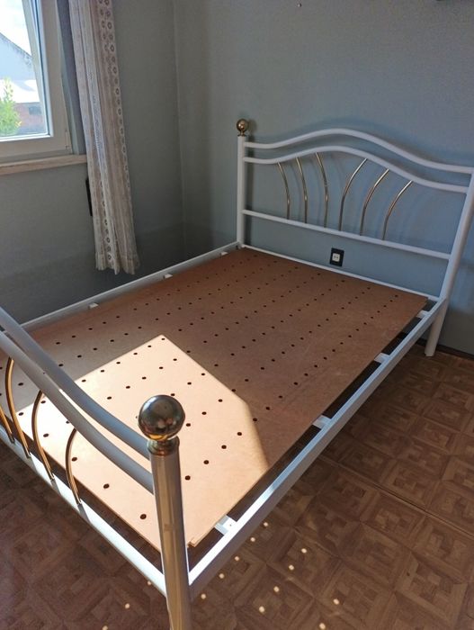 Cama em ferro branca