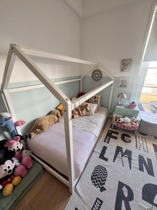 Cama branca tipo casa Montessori