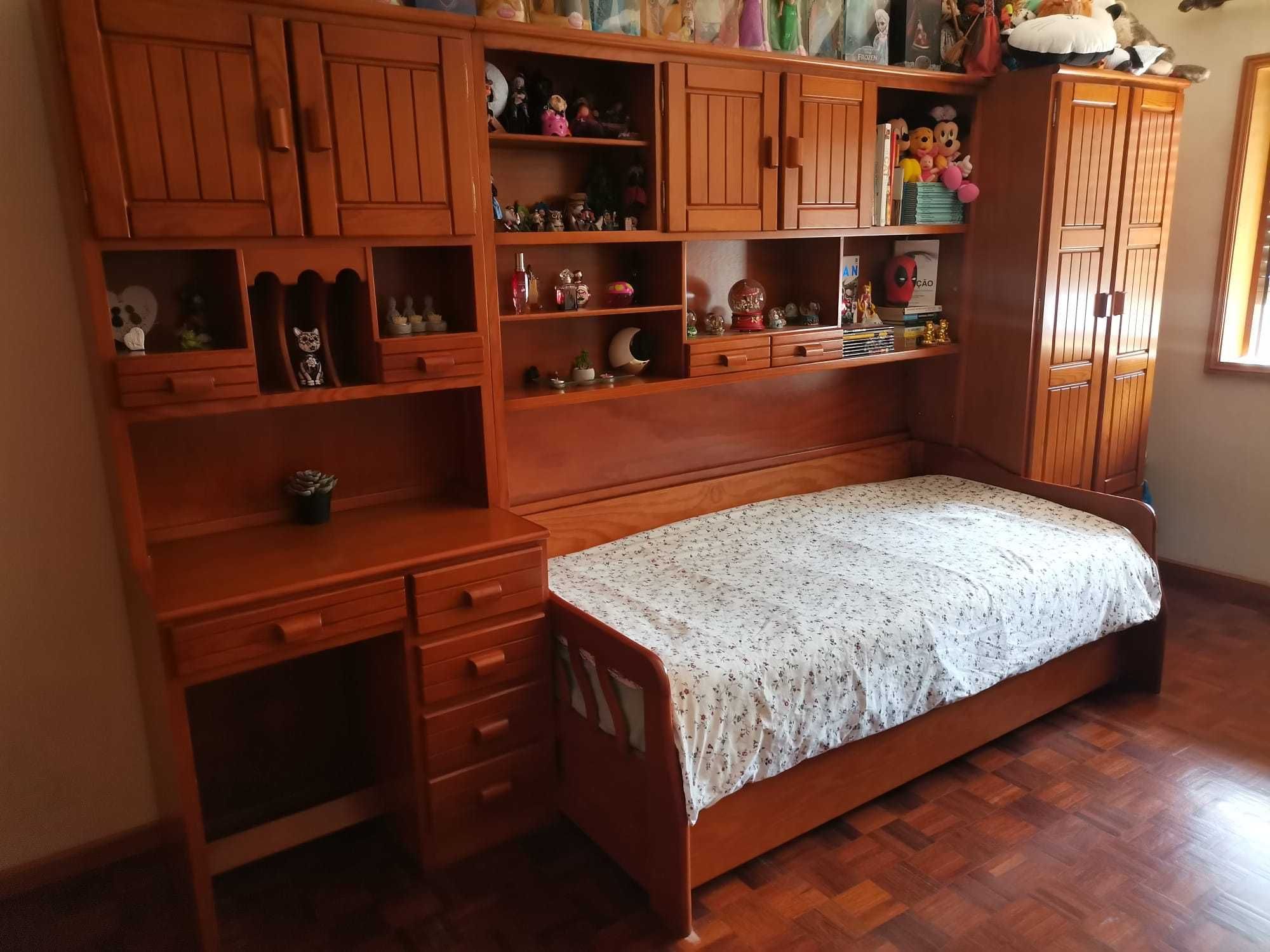 Armário em MADEIRA com cama