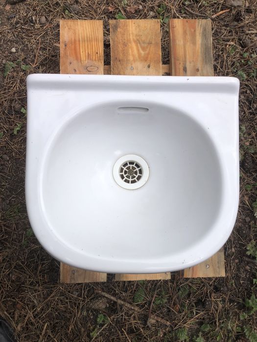 Umywalka mała 30cm na 28cm.