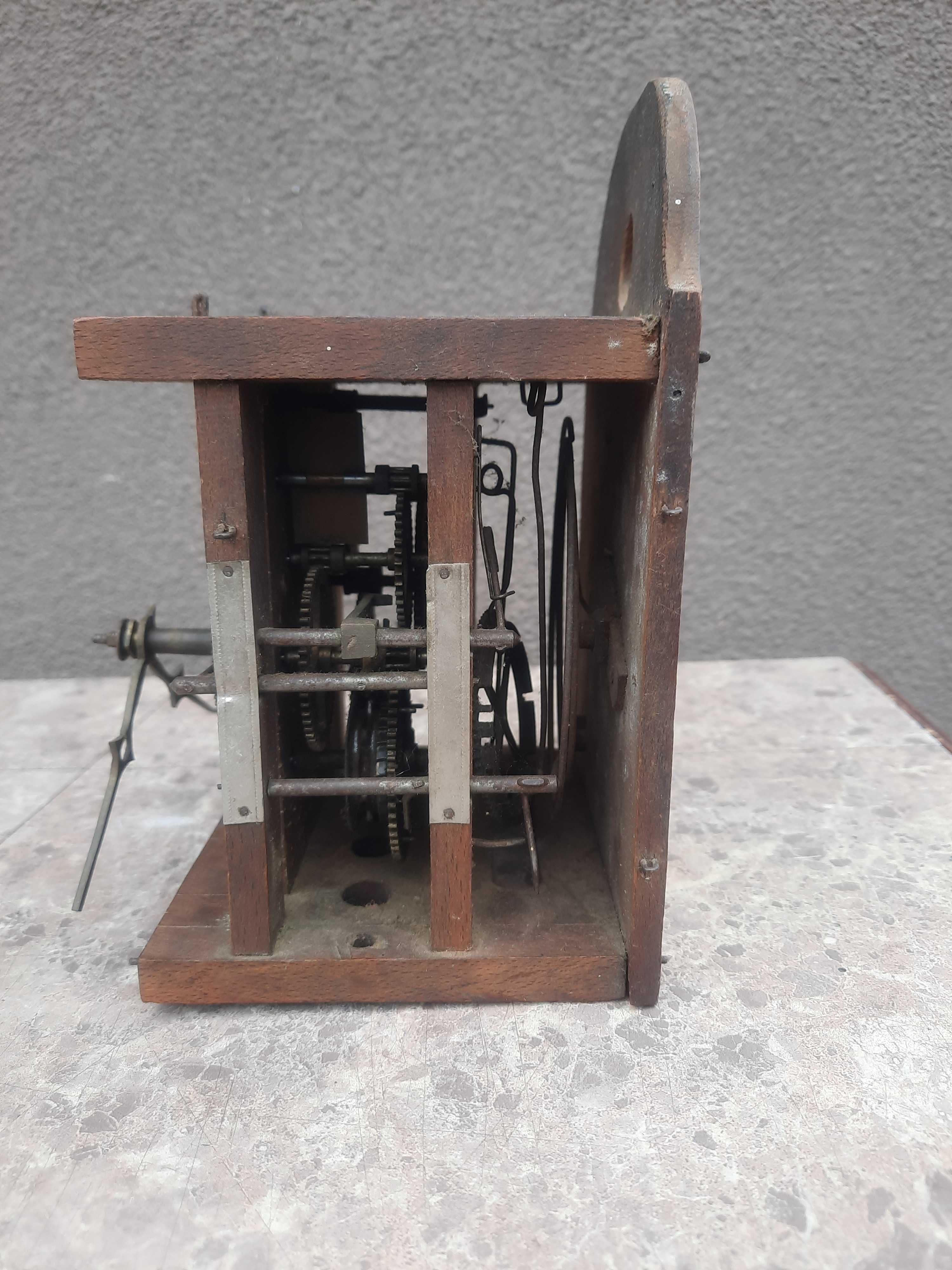 86 Mechanizm drewniany starego zegara szwarcwald