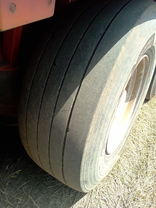 Напівпричіп зерновоз в доброму стані.