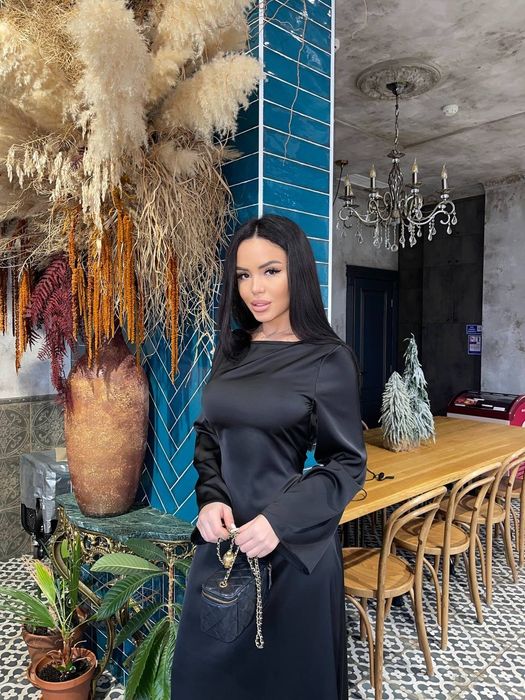 Стільні шовкові сукні.