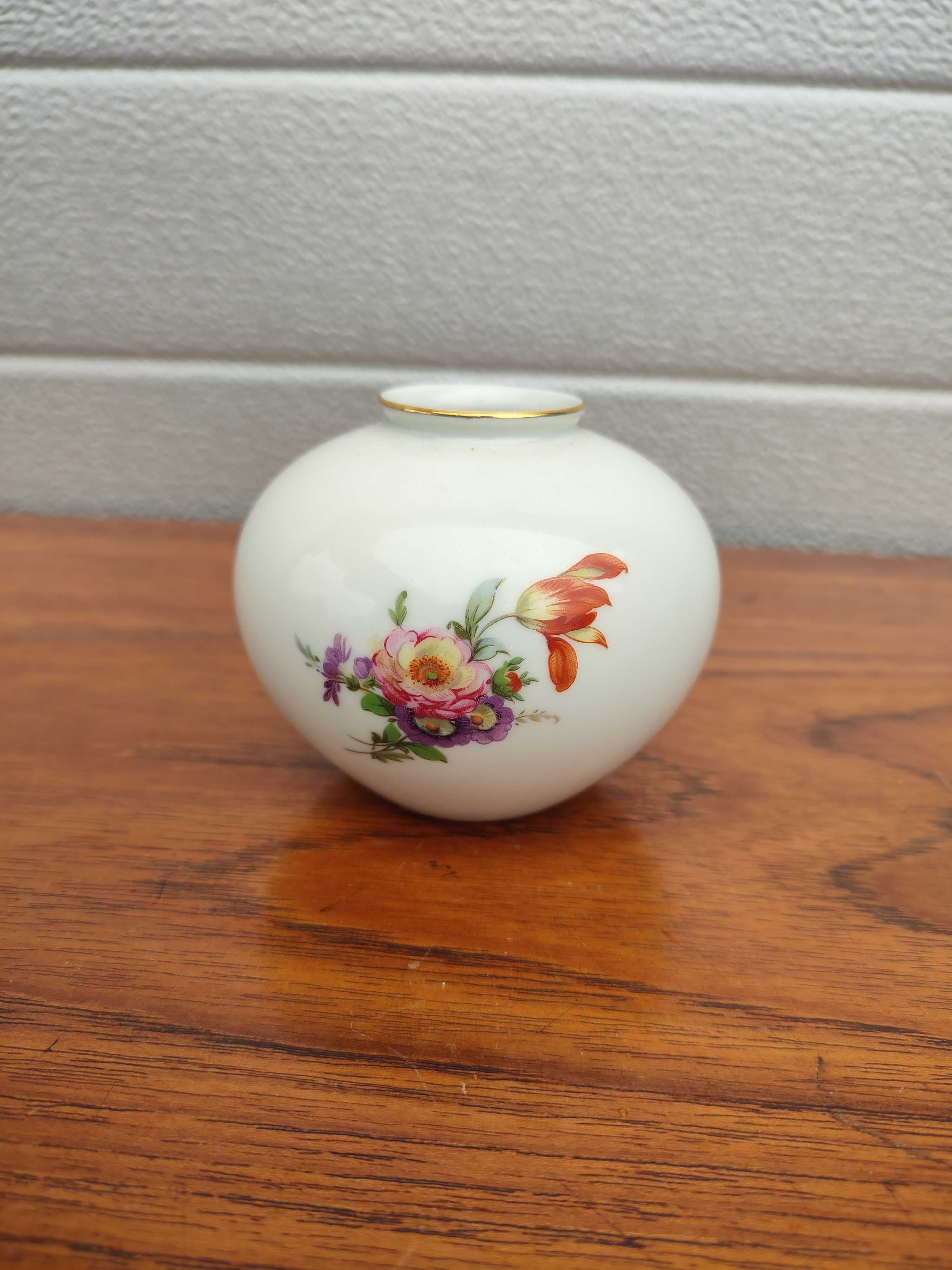 Porcelanowy mały wazonik z motywem kwiatów - B