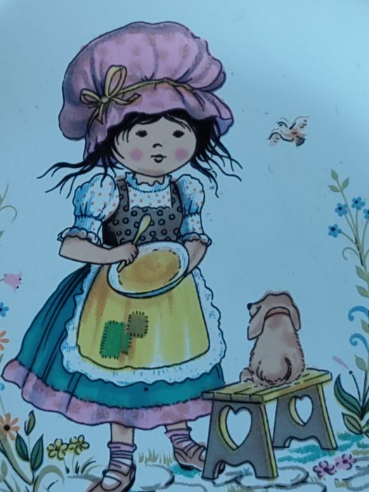 Conjunto de pequenos pratos em cerâmica.