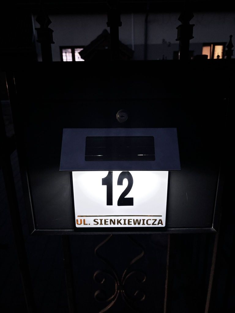 Podświetlana tabliczka LED z adresem numer domu i ulica z czujnikiem