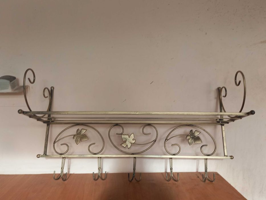 Вішалка для одягу на стіну