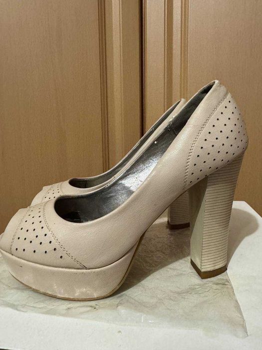 Жіночі туфлі бежевого кольору з відкритим носком