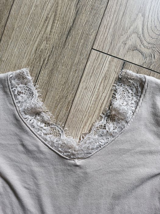 Prążkowana bluzka z koronką Sinsay rozmiar S