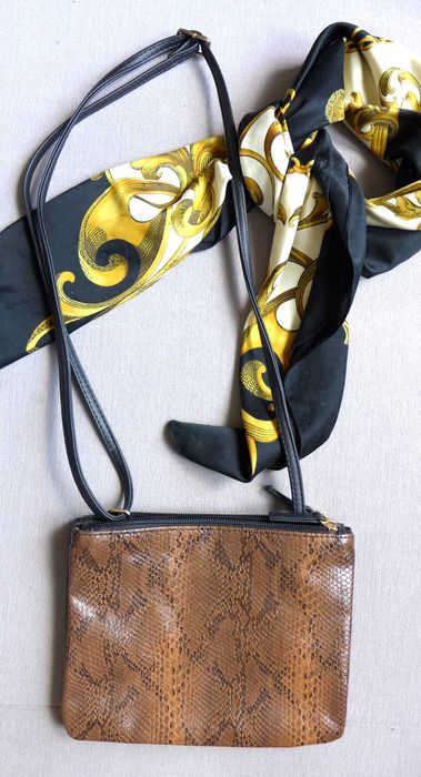 Mała lekka torebka na ramię - skóra węża - regulowany długi pasek