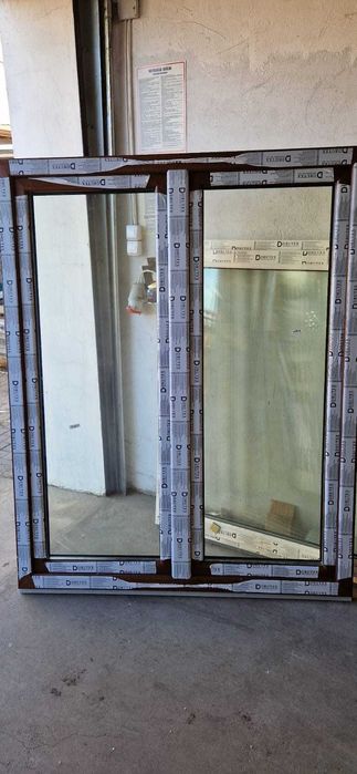 Okno PCV 3-szybowe, wym. 1410 x1760 Orzech zewnątrz, wewnątrz białe.