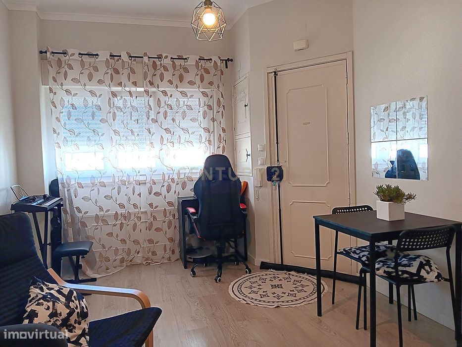 Apartamento com 2 Assoalhadas - Completamente Remodelado - Junto à CP