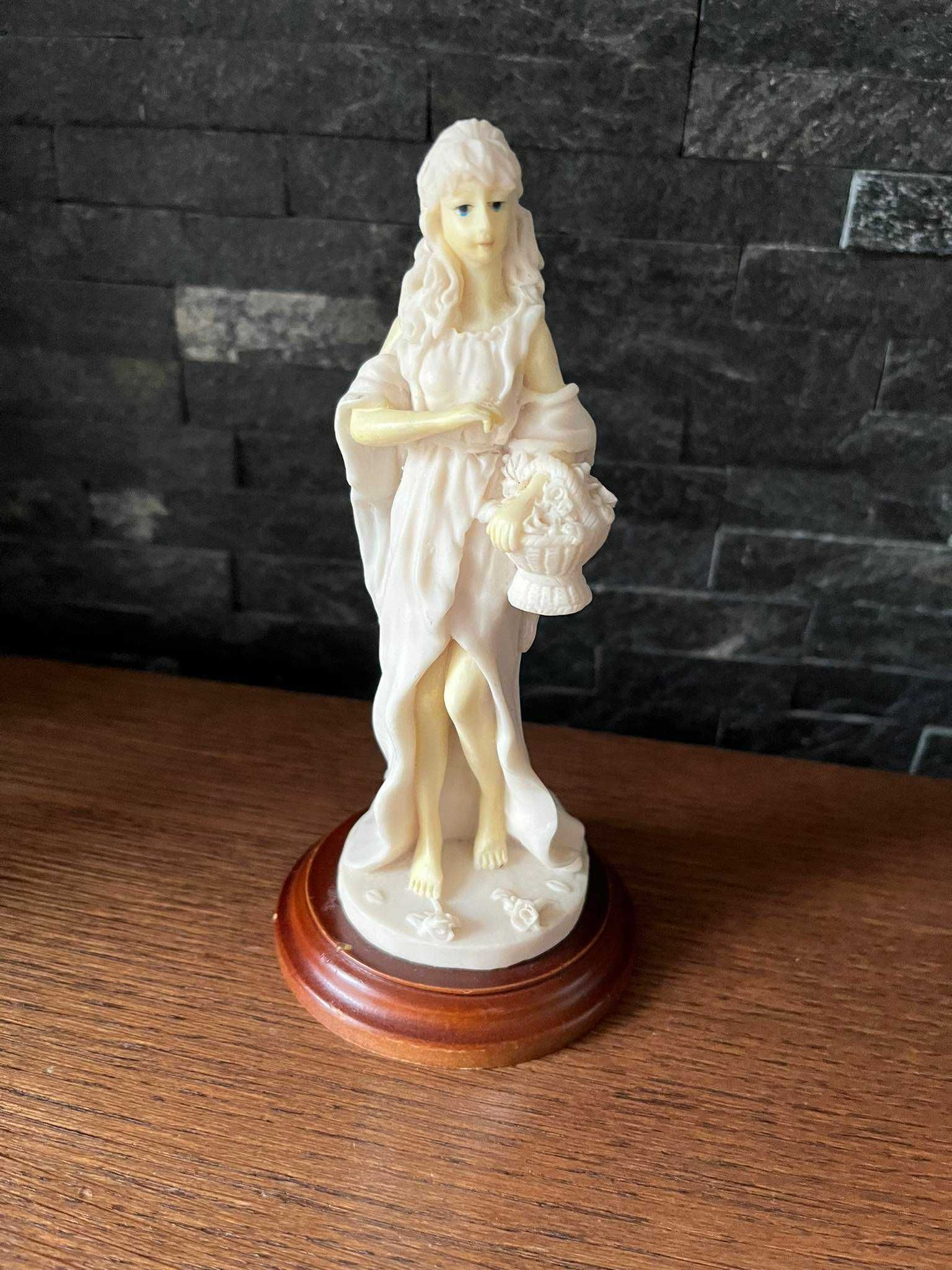 Dama z koszem figurka alabaster