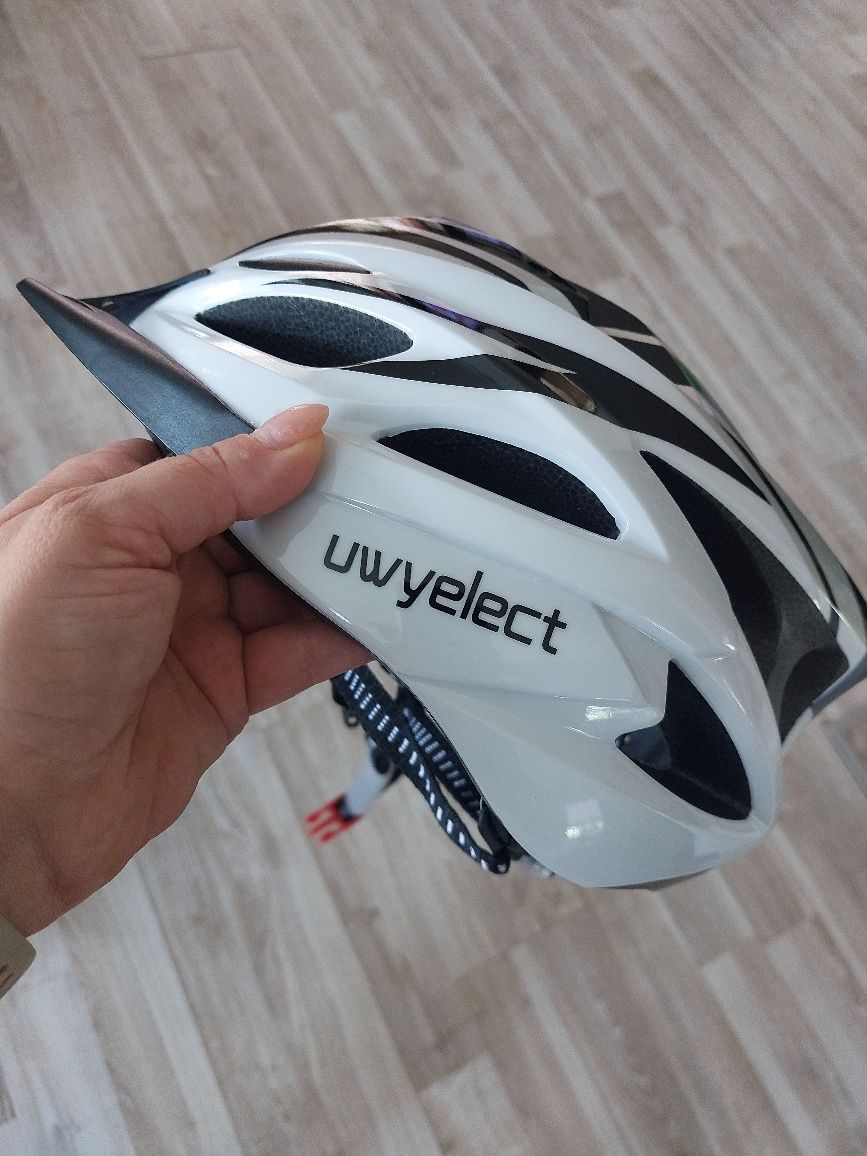 Kask rowerowy nowy uniwersalny z oświetleniem