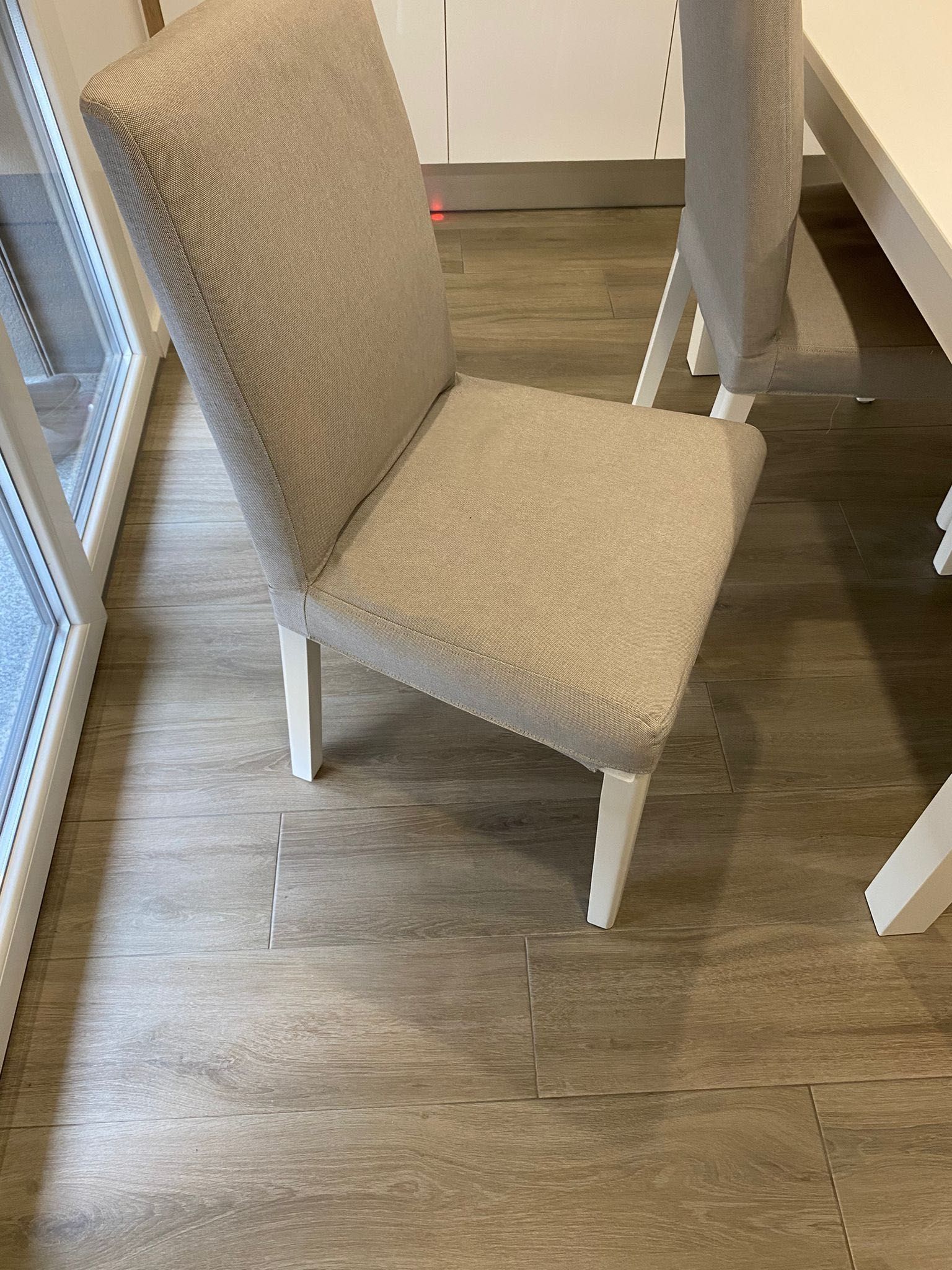 Conjunto mesa de refeição extensível + cadeiras