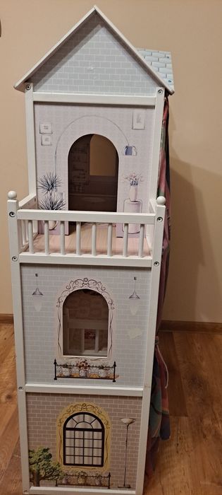 Duży drewniany domek dla lalek