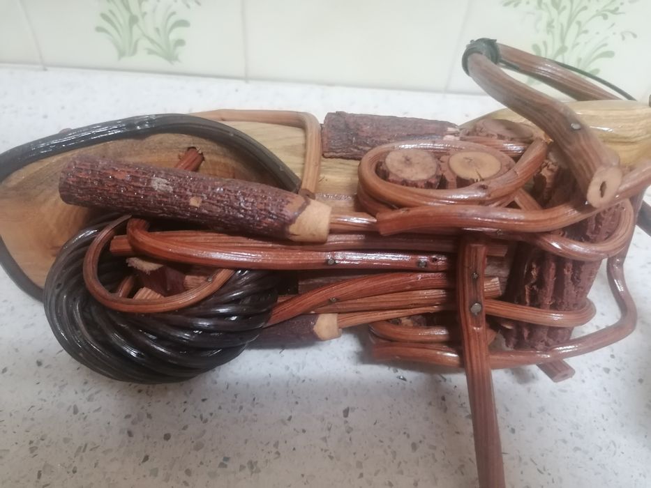 Mota artesanal, toda em madeira reciclável, para colecionar