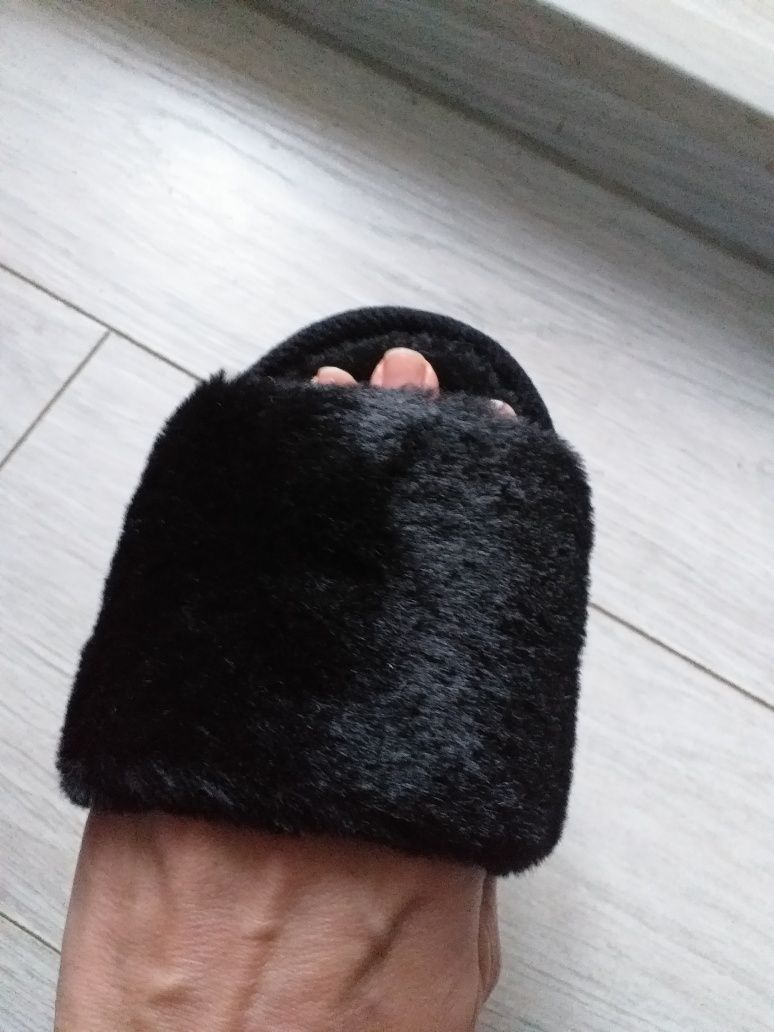 Czarne, futrzane kapcie po domu, rozmiar 38