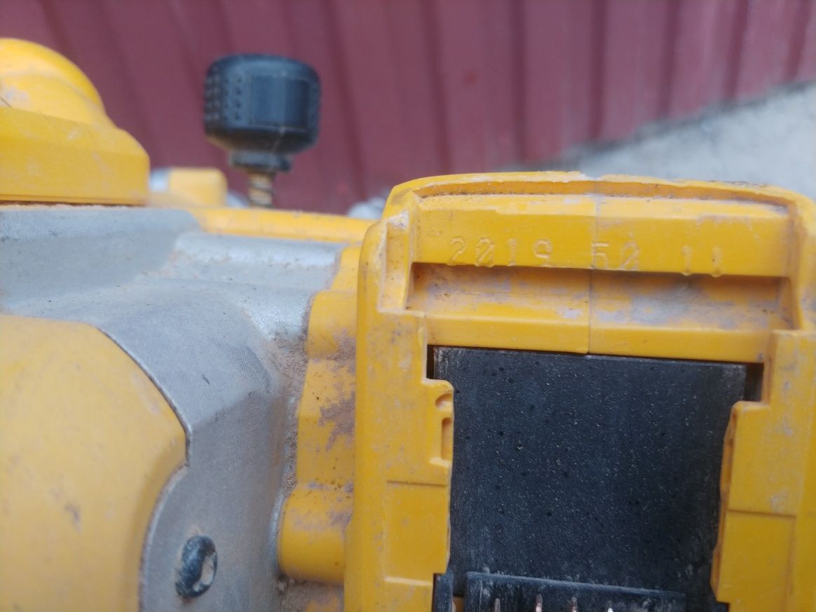 Ukośnica dewalt dcs777