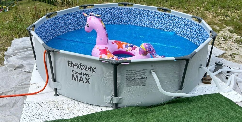 Basen stelażowy z wyposażeniem.