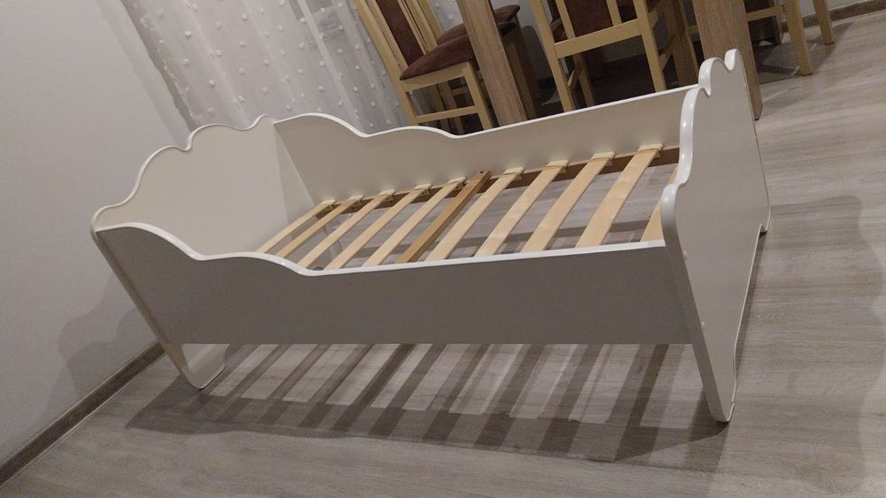 Lozko dziecięce biale 140x70 z materacem i stelarzem