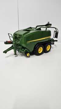 Prasa John Deere C441R. Bruder