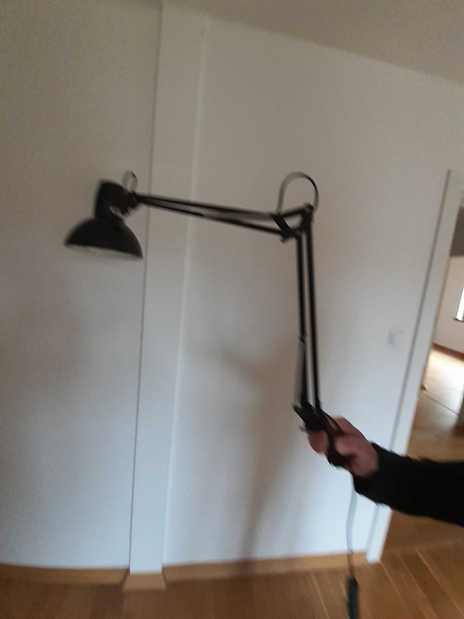 Lampa z regulowanym ramieniem