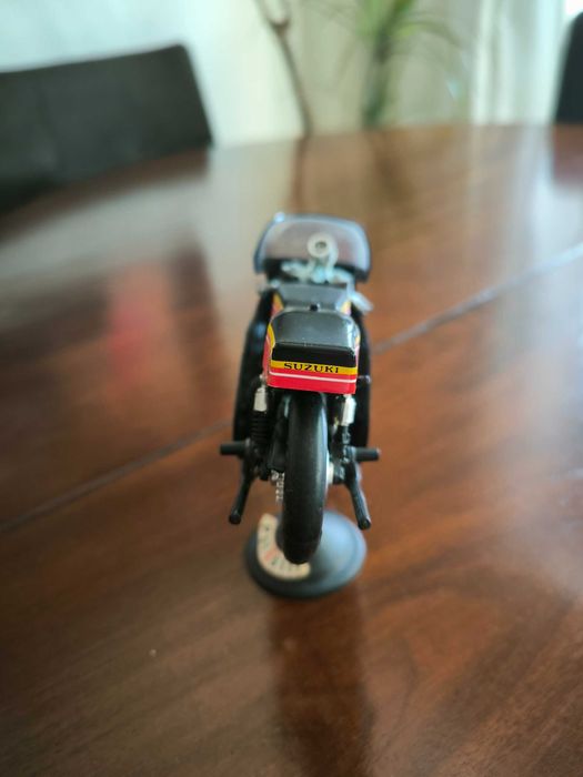 Mota miniatura Susuki 500 (Polistil)