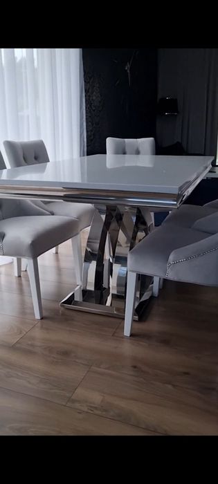 Stół glamour BellaCasa z kamiennym blatem.