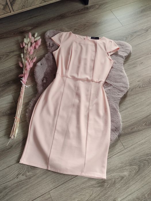 Piękna koktajlowa pudrowa sukienka r.M/L