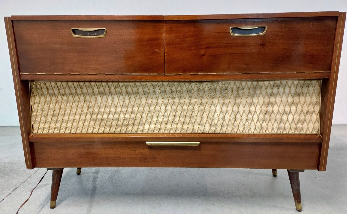 Móvel Braun com rádio e gira discos