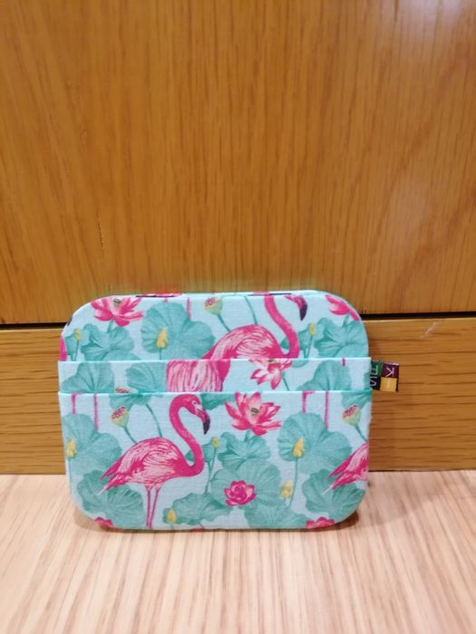 Carteira com desenho de flamingos