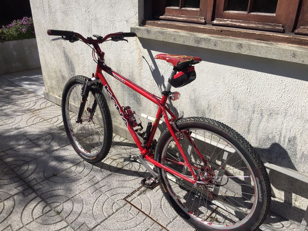 Bibicleta Kona em cromoly com suspensão