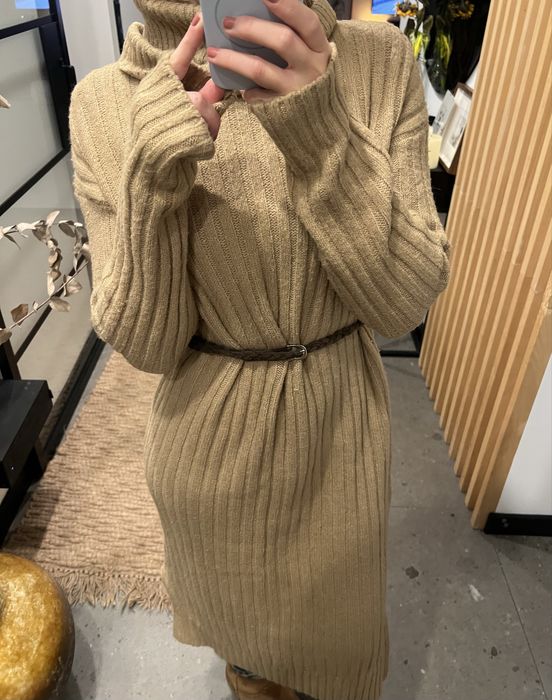 Midi beżowa sweterkowa sukienka z golfem, na jesień-zimę