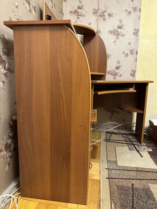 Кутовий компʼютерний стіл