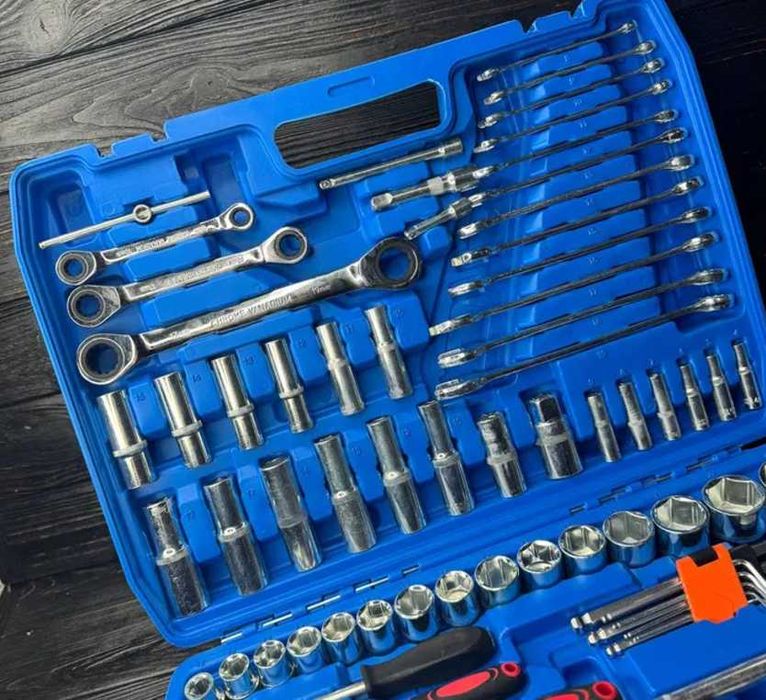 Наборы инструментов ключей головок трещоток. От 40 до 216 ед. в наборе