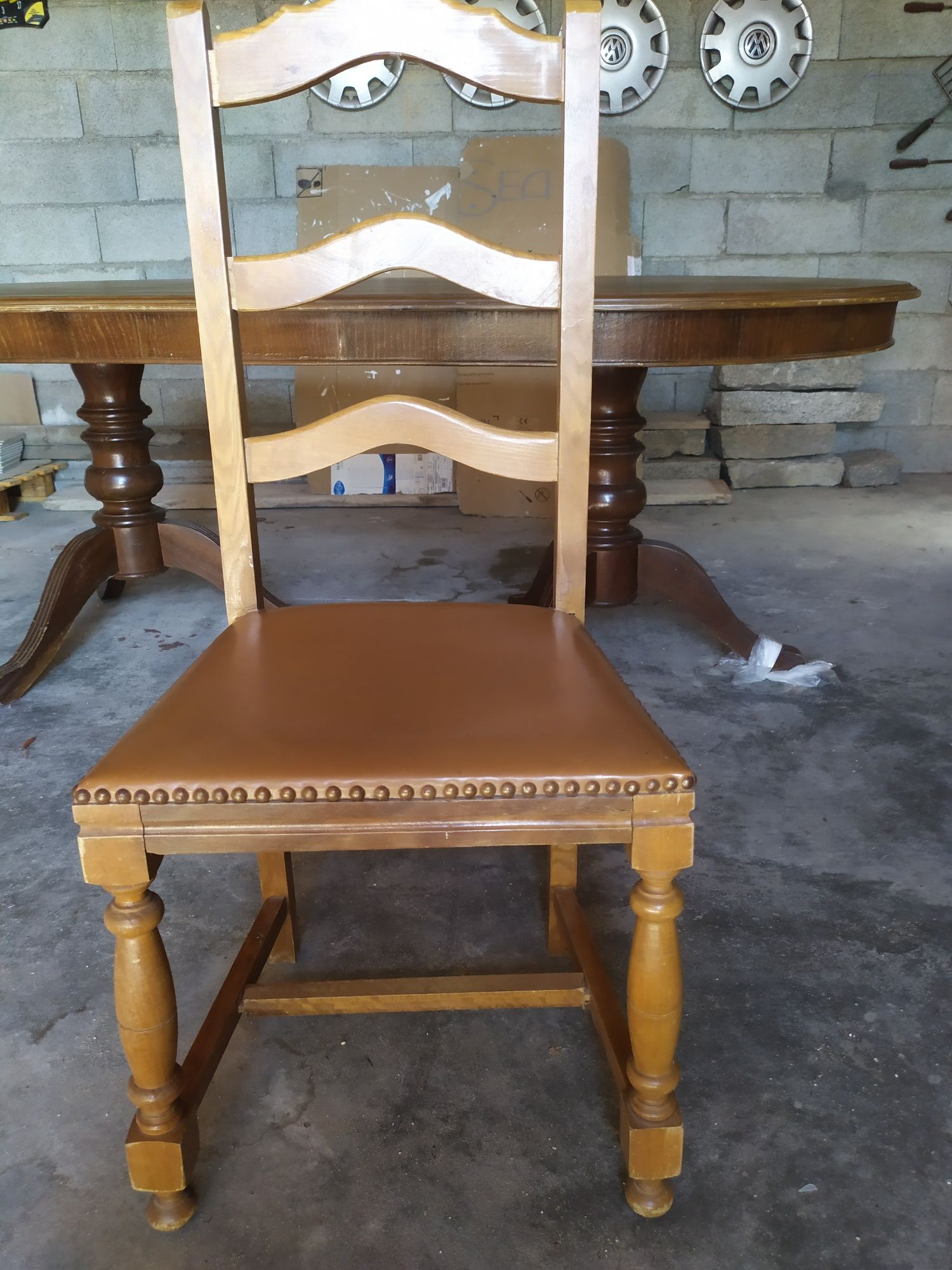 Mesa de sala de jantar e móvel bancada