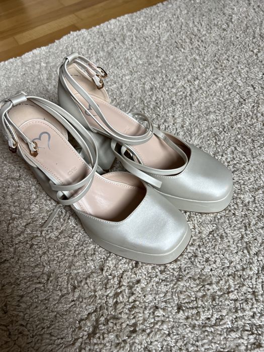 Туфлі весільні на каблуку