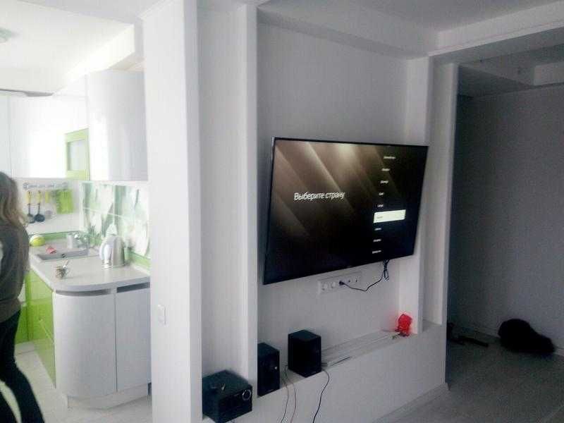 Установка TV кронштейна любой сложности на стену.