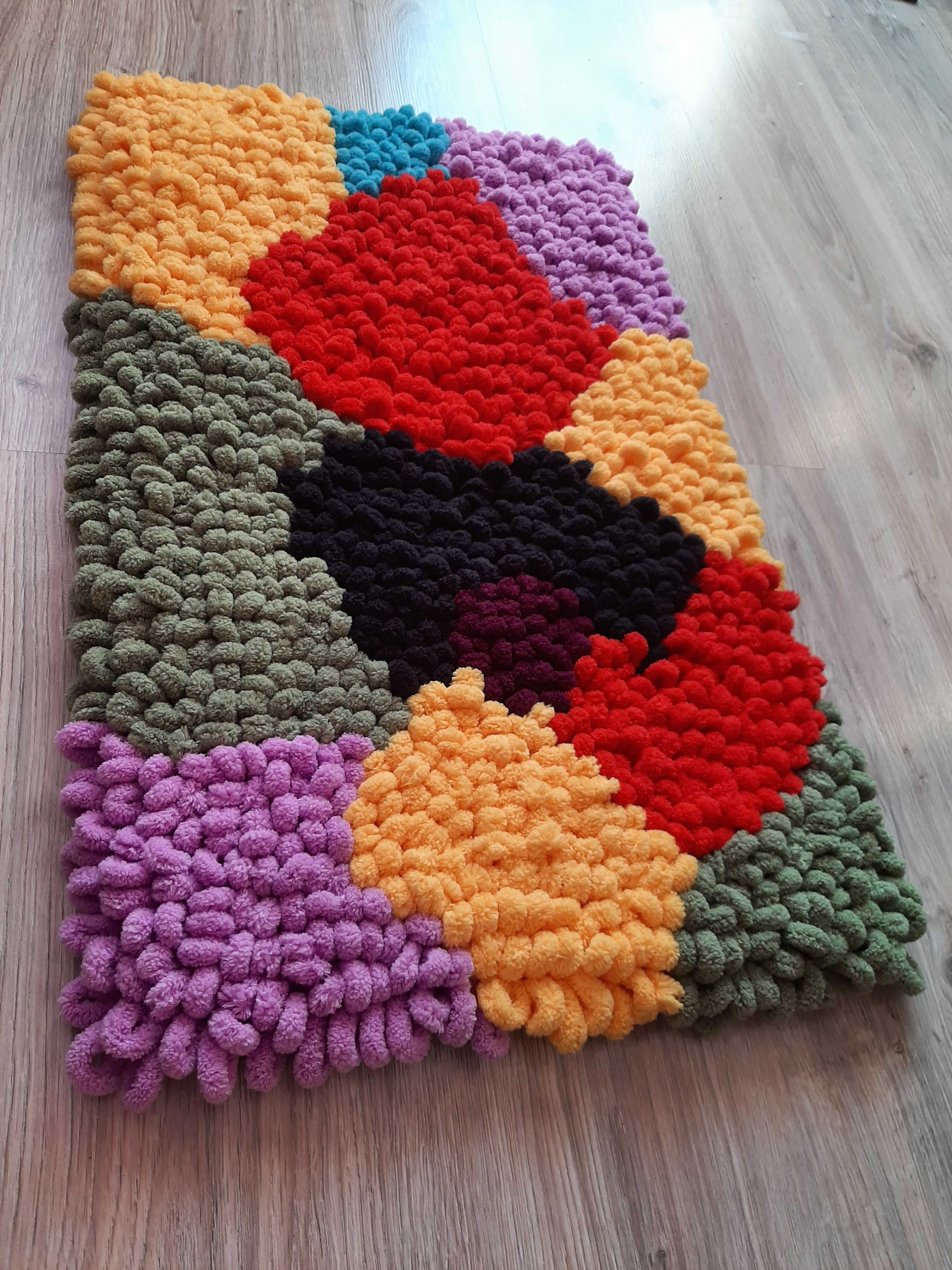 Kolorowy puchaty dywanik z włóczki handmade