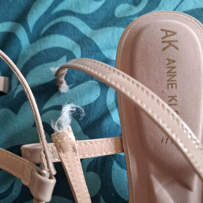 Nowe lakierowane cieliste beżowe szpilki Anne Klein