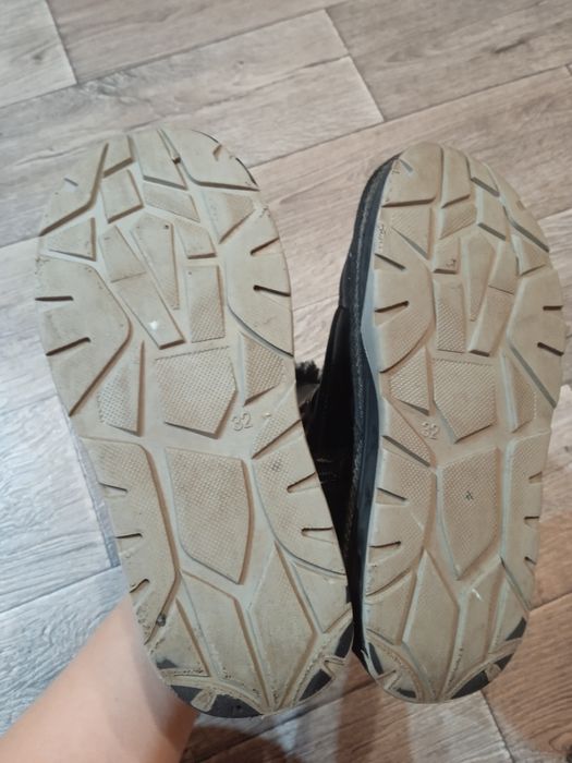 Зимові черевики для дівчинки, уги