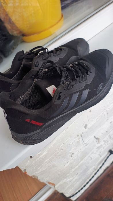 Продам кросівки adidas terrex 320