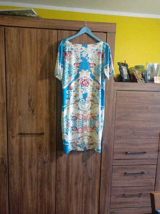 Niebieska sukienka we wzory