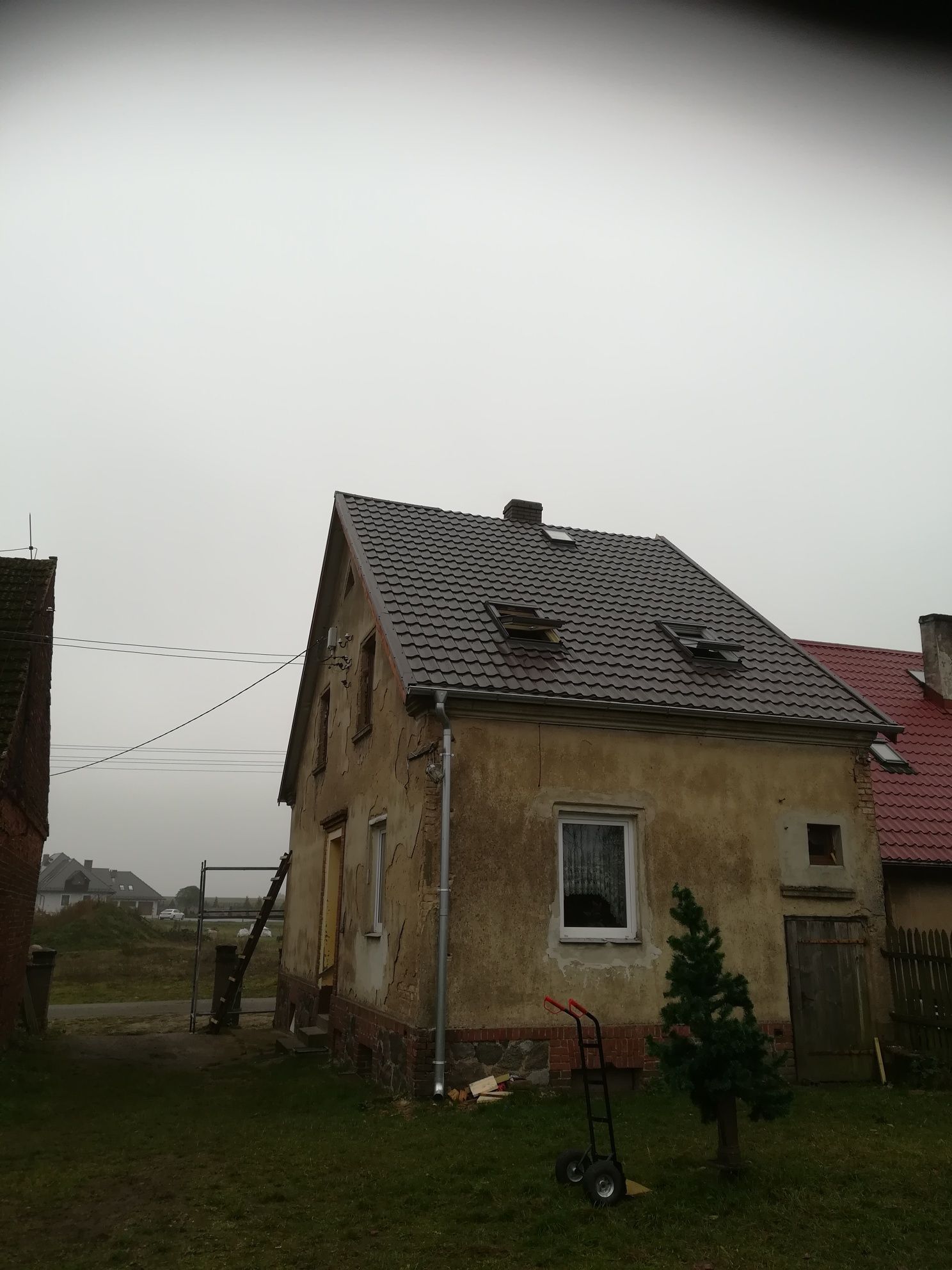 Zajmuje się dekarz