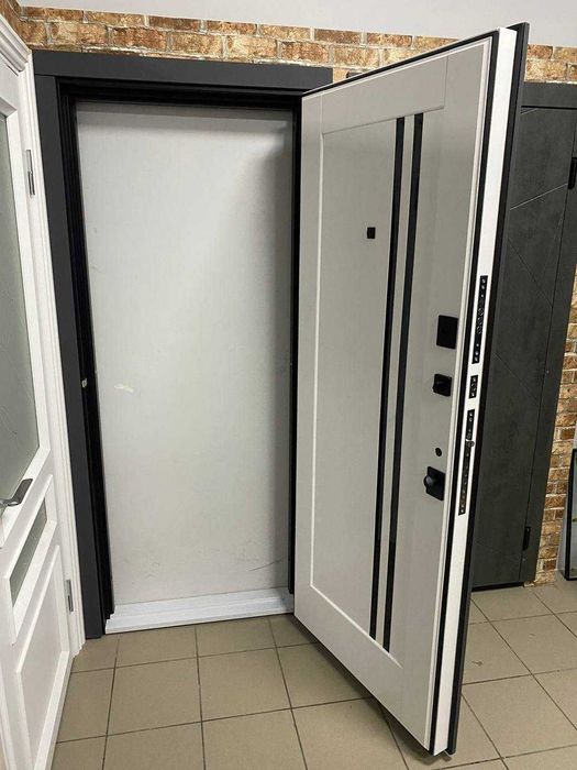 Якісні броньовані двері в квартиру. Вхідні двері. Квартирні двері