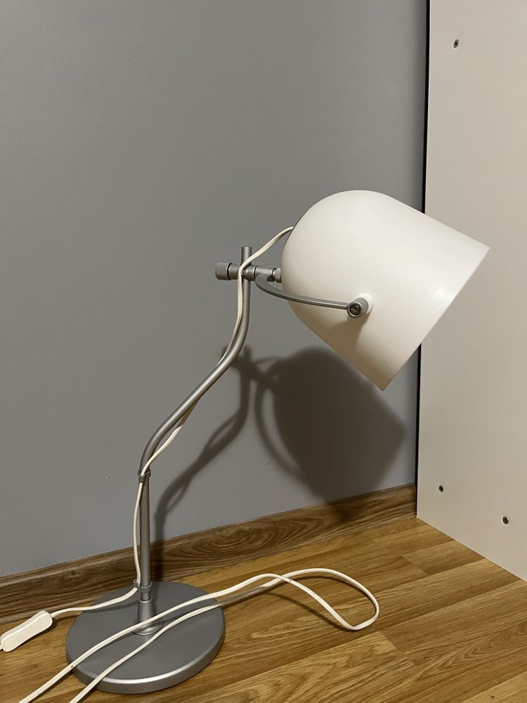 Stojacą lampka na biurko Svirvel ikea