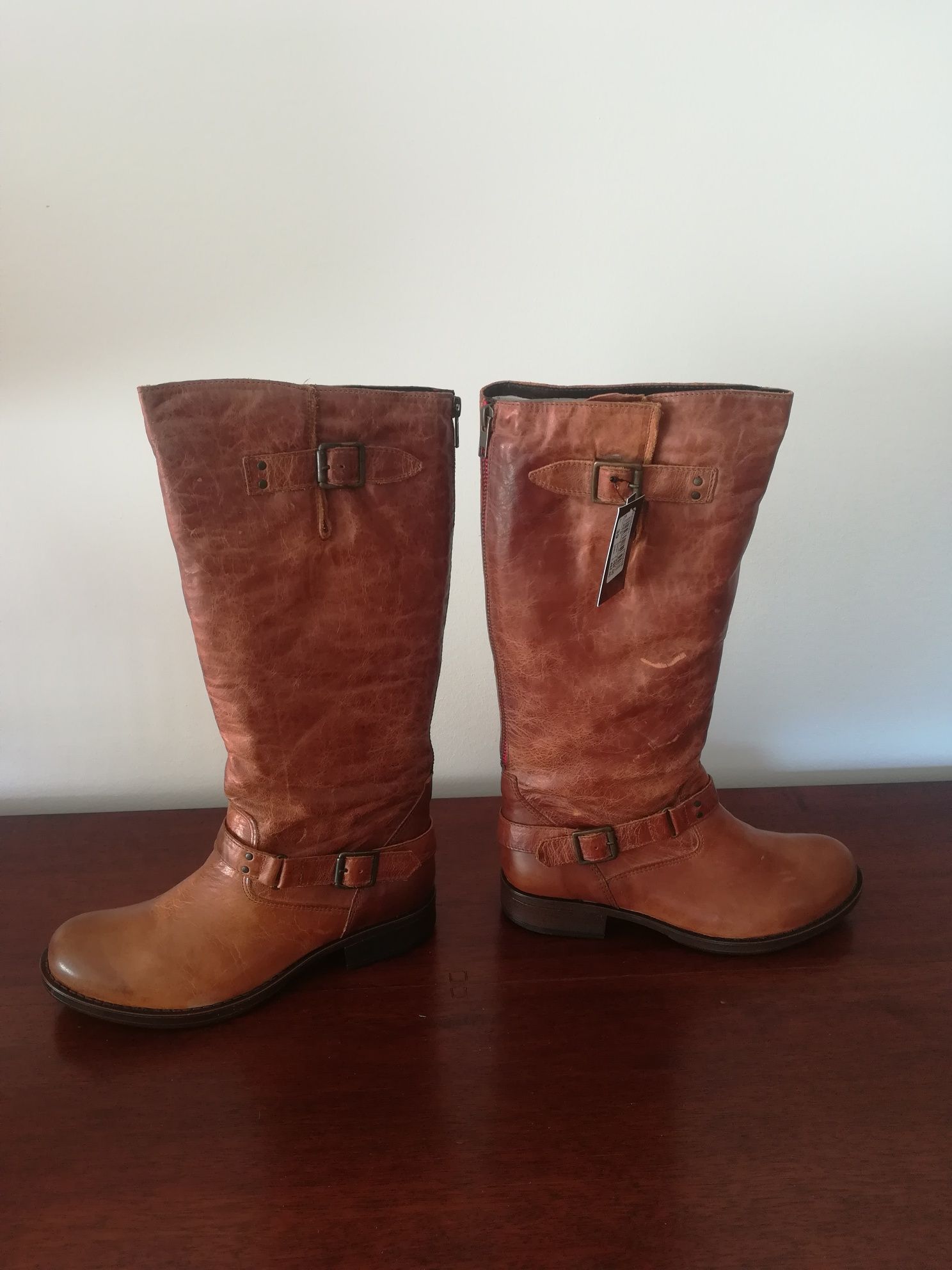 Botas em pele marca Roots novas em caixa