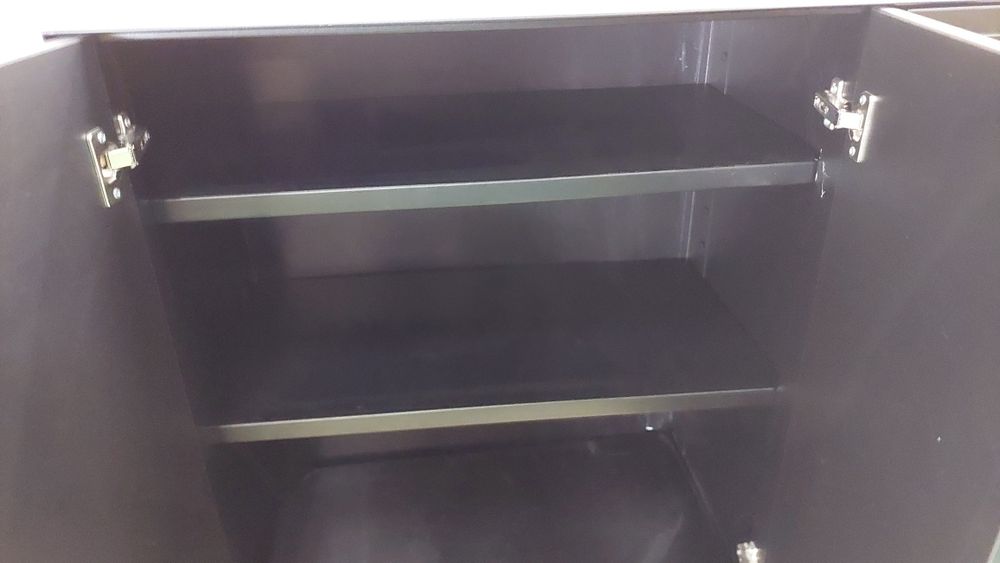 Armário metálico com portas abrir