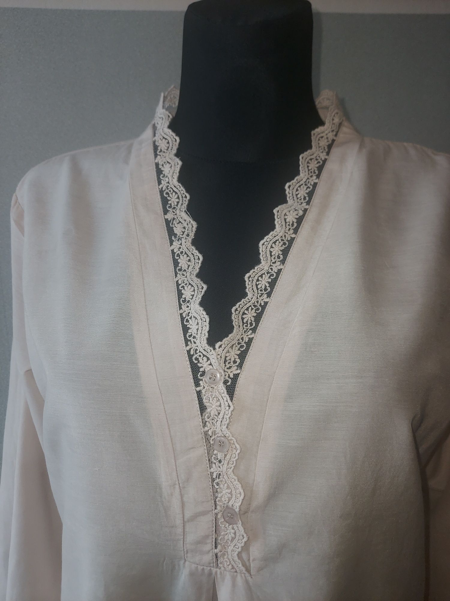 Elegancka kremowa bluzka z koronką